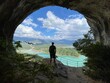 Mann steht in Albanien im Gebirge beim Wandern