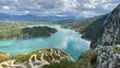 Blick über einen türkisen See in Albanien