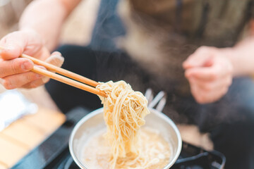 Sticker - キャンプ飯でインスタントラーメン・袋麺を食べるキャンパーの男性
