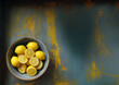 Bol en céramique façon raku contenant des citrons de Menton, pour la fête du citron durant le carnaval au mois de février. Fond bleu et jeune bois peint avec espace négatif texte, copyspace