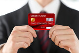 Fototapeta  - クレジットカードを持つビジネスマンの手元