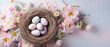 Oster Nest mit Eiern umringt von Blumen auf pastelligem Hintergrund