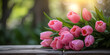 Blumenstrauß zum Muttertag liegt auf hölzernem Untergrund