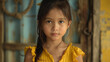 Retrato de niña filipina joven, morena de ojos negros, primer plano, con fondo desenfocado