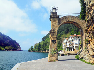 Pasai Donibane, made up of small fishing ports, on the eastern side of the Pasaia ria arm of the sea, benefits from the safest port on the Basque coast and communicates with the sea by a narrow canal