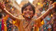Mały chłopiec stojący przed kolorowym konfetti w hinduskie święto holi