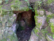 Kleine Höhle versteckt im Wald unterhalb der Burg Eberstein in Ebersteinburg