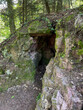 Kleine Höhle versteckt im Wald unterhalb der Burg Eberstein in Ebersteinburg