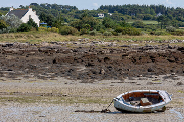 Poster - Kleines Boot bei Ebbe am Strand