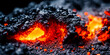 Vulkan Lava oder Magma fließ aus Ausbruch einer neuen Erde in heißen vulkanischen flüssigen Stein zur Erneuerung und Erdentstehung mit Feuer und Flamme in glühend heißem orangen Licht gefährlich