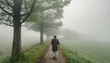 Alter Mann geht im Nebel spazieren