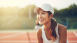 Asiatische Frau beim Tennis spielen im freien