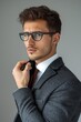 © Sean Maxhell - elegante uomo d'affari che si sistema la cravatta