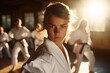 Jugendliche im Karateanzug trainieren fokussiert in der Karateschule, Dojo