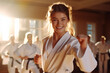 Jugendliche im Karateanzug feiern Erfolg bei Gürtelprüfung im Dojo
