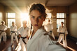 Jugendliche im Karateanzug traniert im Dojo mit anderen Karatekas