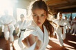 Jugendliche im Karateanzug beim Karatetraining, Oi Tsuki, Fauststoß