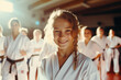 Junge Karatekas mit neuen Gürteln nach bestandener Prüfung im Dojo