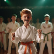 Stolze Karate-Kids zeigen ihre neuen Gürtel nach der Prüfung
