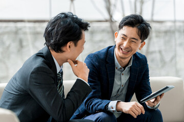 Poster - 打ち合わせをする2人の男性ビジネスマン