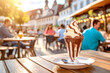 Eisbecher mit Schokolade im Hintergrund ein Cafe 