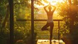 © alexandro900 - Ragazza pratica yoga la mattina presto sul balcone