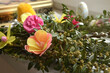 Palma wielkanocna ze sztucznych kwiatów i barwinku