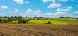 Paysage de campagne en France, vue sur les champs et les chemins à travers les prairies au printemps.