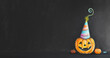 Abóbora de Halloween com chapéu de festa no fundo do quadro-negro. Espaço para texto