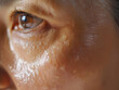 汗をかくアジアの中年女性の生き生きとした表情