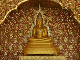 Wall Mural - golden buddha statue in the temple