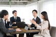 © mapo - オフィスでミーティングをするビジネスパーソン
