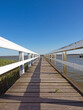 © kama71 - Ein hölzerner Steg führt in den Bodden bei Wieck a. Darß, Deutschland