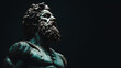 Statue d'homme grec sur fond noir
