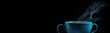 Blaue Kaffeetasse mit heißem Kaffee, Banner Kaffeegenuss, Banner Konzept Kaffee mit Textfreiraum