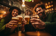 Gruppe von Personen feiert in einer Bar den St Patrick's day, Grüne Klamotten, Bier und Party