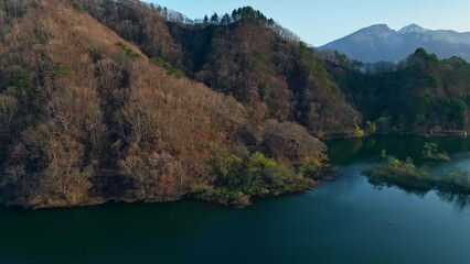 Poster - 山地の湖の風景　空撮