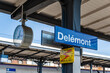 Bahhofsschild in Delémont mit Bahnhofsuhr