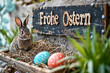 Niedlicher Osterhase neben bunten Eiern und Frohe Ostern Schild im Frühling
