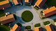 Drohnenaufnahme einer Vorortsiedlung mit symmetrischer Anordnung der Häuser und zentralem Rasenkreis. Drone Orbit Reveal Shot. Marina Fiskenæs, Fiskenæsvej, Graasten, Dänemark