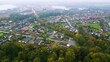 Panoramischer Kameraschwenk, Luftansicht einer Vorstadt mit Wohnhäusern umgeben von herbstlichen Bäumen. Drohnenaufnahme, Gravenstein, Graasten, Dänemark