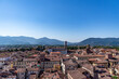 Panoramablick auf die historische Architektur von Lucca mit entfernten Bergen, Italien