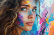 Retrato artístico creativo que detalle de ojos de mujer con los ojos azules con la cara cubierta de pintura