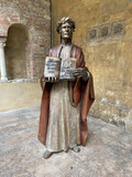 Fototapeta Do pokoju - Estatua de bronce que representa a Dante Alighieri sujetando La Divina Comedia. 