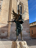 Fototapeta Do pokoju - Estatua de un ángel que da la bienvenida a entrar en la casa de dios. Verona, Italia. 