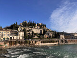 Fototapeta Do pokoju - Vista panorámica del río Adige de Verona desde el antiguo Puente de Piedra romano. Italia