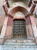 Fototapeta Do pokoju - Antiguo portal de madera con arcos románicos en la Catedral de Verona, Italia. 