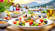 Griechischer Salat im Vordergrund, im Hintergrund ein Restaurant mit Gästen 