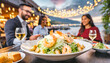 Salat mit Garnelen, im Hintergrund ein Restaurant mit Menschen 