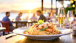 Pasta mit Meeresfrüchten, Im Hintergrund ein Restaurant, Aussengastronomie 